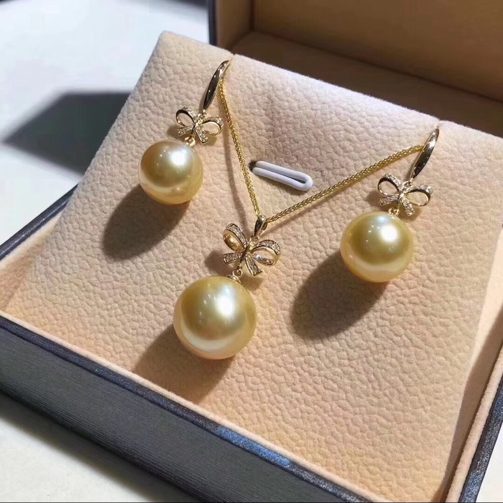 South Sea Golden Pearl sets in 18K gold. - Picture 1 of 1